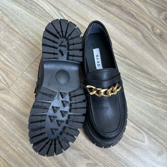 NA-KD Black Chunky Loafers with Gold Chain - Picture 4 of 4